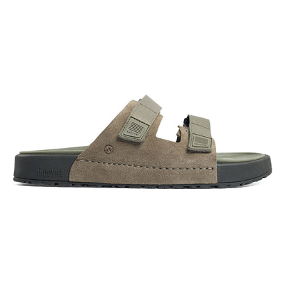 Nr. 70 Männer zwei Sandalen